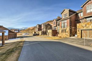 una calle en un barrio residencial con casas en Crested Butte Townhome with Views - Steps to Lifts!, en Mount Crested Butte