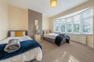 Postel nebo postele na pokoji v ubytování Large Group Accommodation-Sleeps 7- Contractor Friendly Free Parking- Near Luton Airport & M1