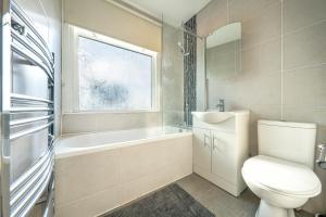 Koupelna v ubytování Large Group Accommodation-Sleeps 7- Contractor Friendly Free Parking- Near Luton Airport & M1