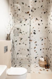 ein Bad mit einem WC und einer mit Schmetterlingen bedeckten Wand in der Unterkunft PO PTOKACH in Czarny Dunajec