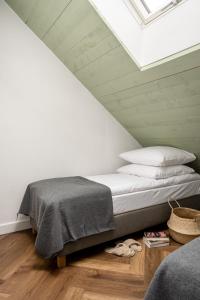 sypialnia z łóżkiem na poddaszu w obiekcie PO PTOKACH w Czarnym Dunajcu