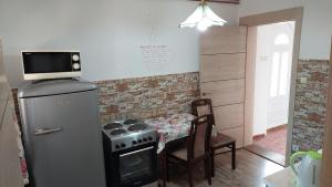 Una cocina o zona de cocina en Divčibarski M.S.A. kutak