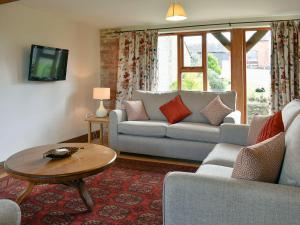 a living room with a couch and a table at Cowleaze - Dbbl in Leigh
