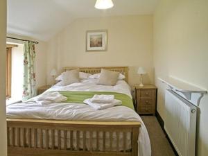 a bedroom with a bed with towels on it at Cowleaze - Dbbl in Leigh