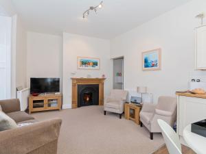 uma sala de estar com lareira e televisão em Sea Glimpse em Whitby