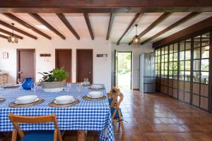 Posezení v ubytování Villa Campo Das Medas , en medio de la naturaleza con piscina privada de sal