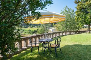 Zahrada ubytování Villa Campo Das Medas , en medio de la naturaleza con piscina privada de sal