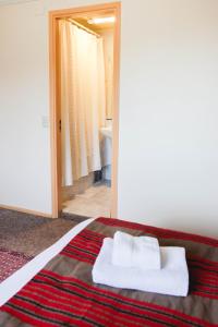 ein Schlafzimmer mit einem Bett mit zwei Handtüchern darauf in der Unterkunft Hotel Rondó in Viña del Mar