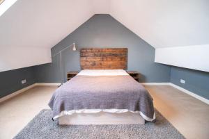 um quarto com uma cama grande num sótão em Burnaby's home, by Home Host, free on street parking em Cardiff
