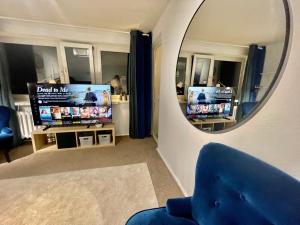 Televízia a/alebo spoločenská miestnosť v ubytovaní BLUE 3 metro WiFi 1 Gbs 75'TV Netflix Disney HBO Max AppleTV Amazon