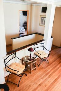 een kamer met een bed en twee stoelen en een tafel bij Hotel Rondó in Viña del Mar