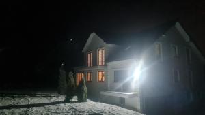 uma casa à noite com uma luz a brilhar nela em RMF Naworol 2 em Szczecin