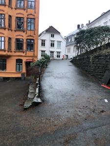 una calle vacía en una ciudad con edificios en Fløyen Apartment, en Bergen