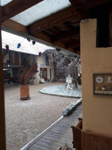 an outside view of a building with a large courtyard at Chambres meublées chez Loulou et Caramel in Magstatt-le-Bas