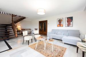Posezení v ubytování Villa Campo Das Medas , en medio de la naturaleza con piscina privada de sal