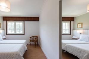 Postel nebo postele na pokoji v ubytování Villa Campo Das Medas , en medio de la naturaleza con piscina privada de sal