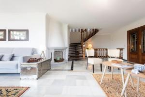 Posezení v ubytování Villa Campo Das Medas , en medio de la naturaleza con piscina privada de sal