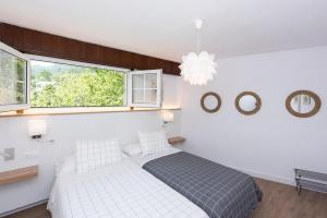 Postel nebo postele na pokoji v ubytování Villa Campo Das Medas , en medio de la naturaleza con piscina privada de sal
