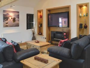 Coedana的住宿－The Top Barn，带沙发和平面电视的客厅