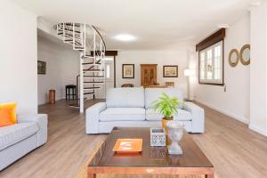 Posezení v ubytování Villa Campo Das Medas , en medio de la naturaleza con piscina privada de sal