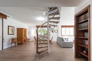 - un salon avec un escalier en colimaçon dans une maison dans l'établissement Villa Campo Das Medas , en medio de la naturaleza con piscina privada de sal, à Gondomar