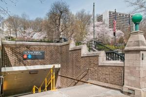 una pared de ladrillo con escaleras y un cartel en ella en 136TH UNIT 1, en Nueva York