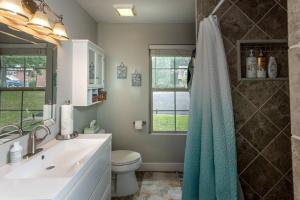 uma casa de banho com um lavatório e um WC em Center Hill Lake House - Charming 4 Bedroom em Smithville