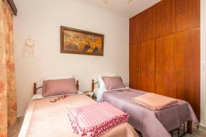 dos camas sentadas una al lado de la otra en un dormitorio en Stratos Seaside corner apartment, en Rethymno