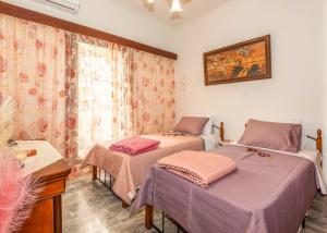 Ένα ή περισσότερα κρεβάτια σε δωμάτιο στο Stratos Seaside corner apartment