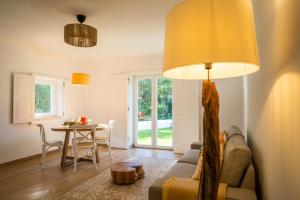 - un salon avec un canapé et une table dans l'établissement Quinta da Arrábida, à Sesimbra