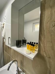 La salle de bains est pourvue d'un lavabo et d'un miroir. dans l'établissement Imperial exclusive apartments, à Velika Kladuša
