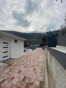 une terrasse d'une maison avec un mur de retenue dans l'établissement Imperial exclusive apartments, à Velika Kladuša