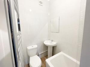 ein weißes Bad mit einem WC und einem Waschbecken in der Unterkunft Margate 2 Bed, Prime Location in Kent