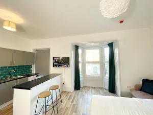 A kitchen or kitchenette at Margate 2 Bed, Prime Location