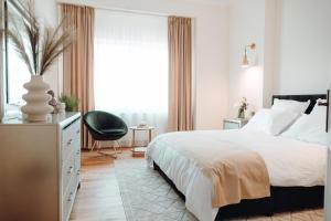 een slaapkamer met een wit bed en een raam bij Fabulous and Fancy City Center Designer Apartment in Cluj-Napoca