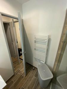 a bathroom with a walk in shower and a toilet at Super Appartement T3 proche gare in Sens