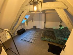 een kamer met een bed en een lamp in een kamer bij Super Appartement T3 proche gare in Sens