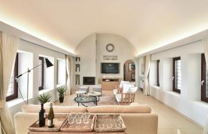 Vourvoúlos的住宿－Villa Irene Santorini，客厅配有沙发和桌子