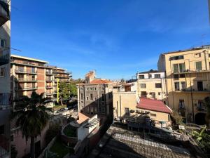 - une vue sur une rue de la ville avec des bâtiments dans l'établissement Soleluna, à Catane