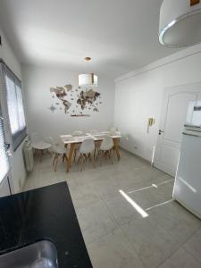 cocina con mesa y sillas en una habitación en Duplex Los Manzanos Tres Cerritos en Salta