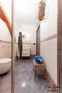 ein Bad mit einem WC und einem Waschbecken in der Unterkunft Camera il Nido in Colleoli