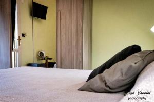 A bed or beds in a room at Camera il Nido