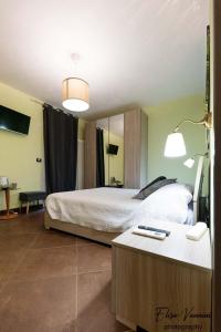 A bed or beds in a room at Camera il Nido