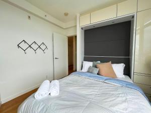una camera da letto con un grande letto con una grande testiera di Janion Oasis by IRIS PROPERTIES! a Victoria