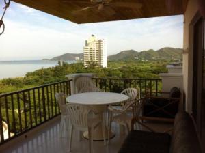 balcón con mesa, sillas y vistas al océano en Edificio Arrecifes, La vida es mejor frente al mar, en Santa Marta