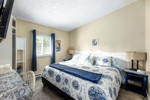 sypialnia z łóżkiem i oknem w obiekcie Seascape Cottage by IRIS PROPERTIES! w mieście Sooke