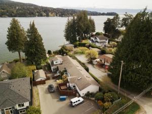 una vista aérea de una casa con un lago en Seascape Cottage by IRIS PROPERTIES!, en Sooke