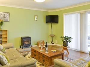 uma sala de estar com um sofá e uma lareira em Sea View em Hastings
