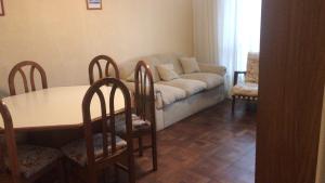 sala de estar con sofá, mesa y sillas en Playa Grande - Alem y Saavedra - Depto apto 7 personas en Mar del Plata