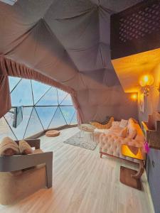 Zimmer mit einem Zelt mit einem Bett und einem Sofa in der Unterkunft ozlifesapanca dome in Sapanca